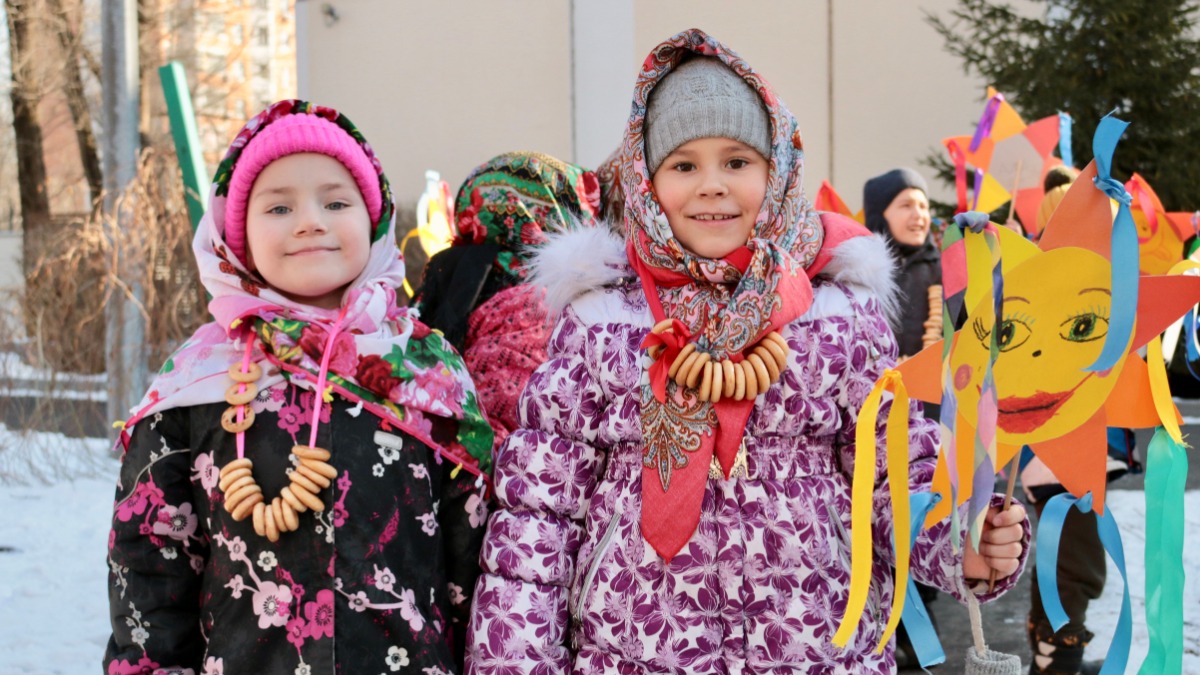 Аня Молоненко и Рада Ефимова на праздновании Масленицы в детском саду «Аистенок»