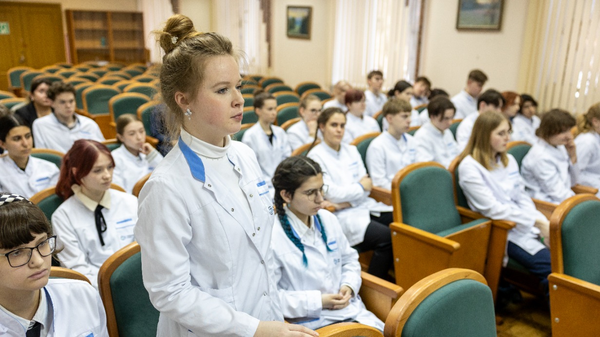 Ученики медицинских классов встретились с директором центра «Больница 52»