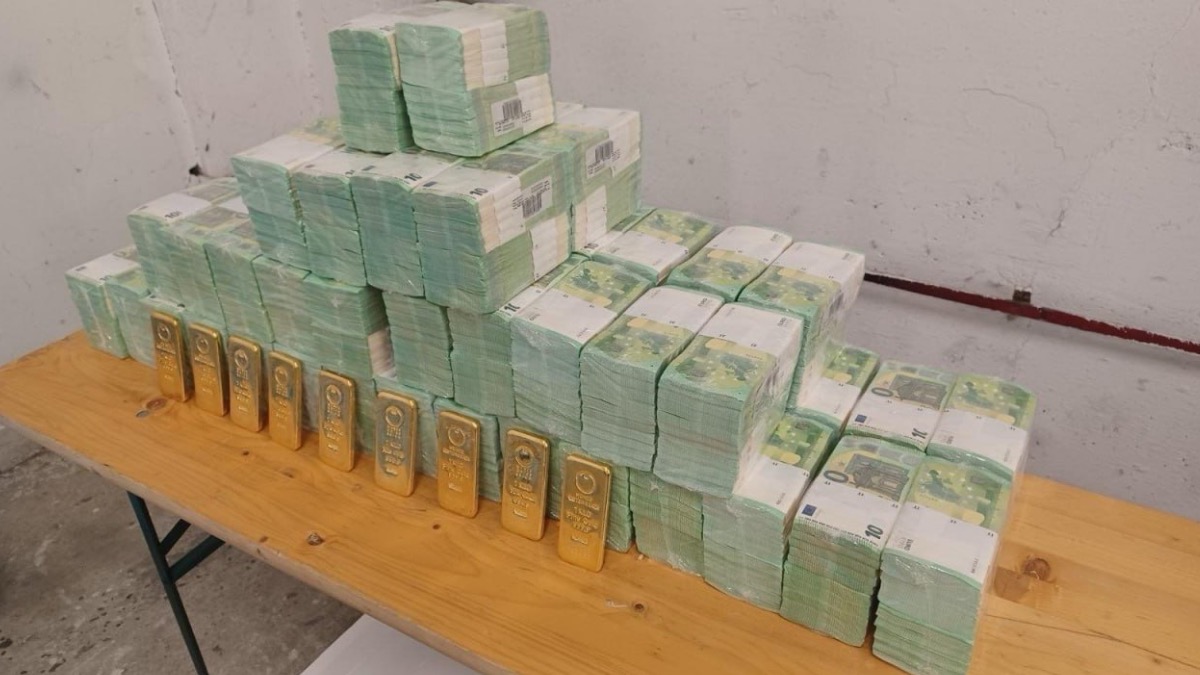 Венгрия показала кадры с изъятыми у украинцев золотом и деньгами