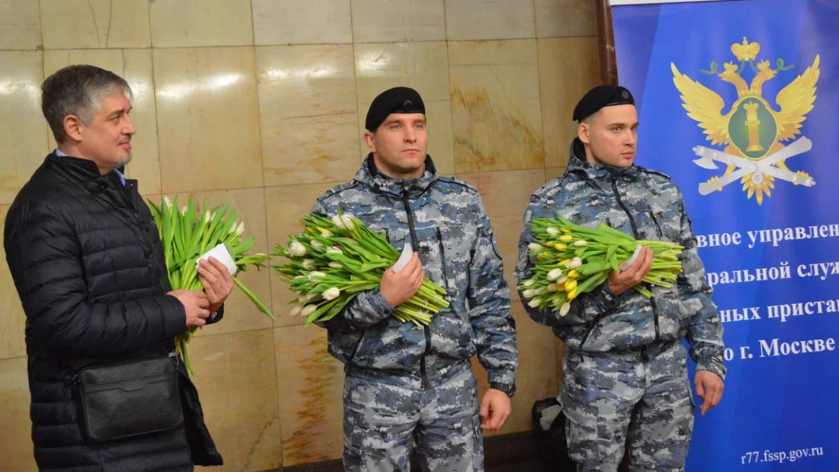 Столичные судебные приставы поздравили жительниц Москвы с 8 Марта