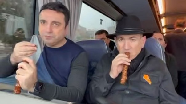 Пашинян опубликовал видео, где ест армянское лакомство в автобусе