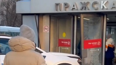 Автомобиль влетел в вестибюль станции метро «Пражская»