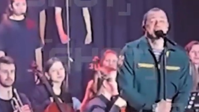 Служащий в армии рэпер Макан с детским хором выступил для сотрудниц Росгвардии