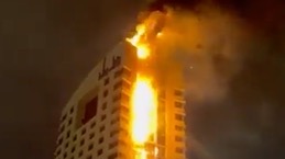 Небоскреб в столице Кувейта загорелся после удара