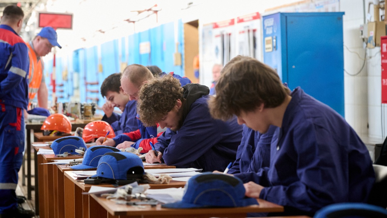 Первые выпускники «Профессионалитета» устроились в Московский метрополитен