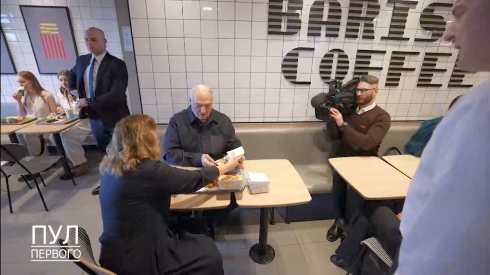 «Зараза, вкусная»: Лукашенко оценил картошку в белорусском аналоге McDonald’s