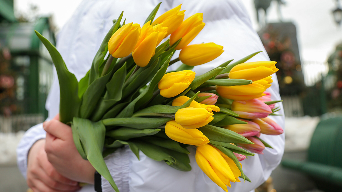 Врач Азизова: Увядающие букеты могут стать источником опасности для здоровья