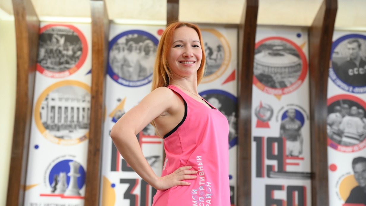 Тренер проекта «Мой спортивный район» Вероника Устьянова готовится к первому занятию по зумбе — фитнесу на основе латиноамериканских танцев в павильоне «Физкультура и спорт» на ВДНХ