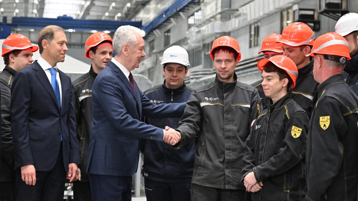 Первый зампредседателя Правительства РФ Денис Мантуров и мэр Москвы Сергей Собянин на открытии верфи по производству электросудов в Нагатинском Затоне. Теперь здесь будут не только собирать речной электрический транспорт, но и проводить его техобслуживание