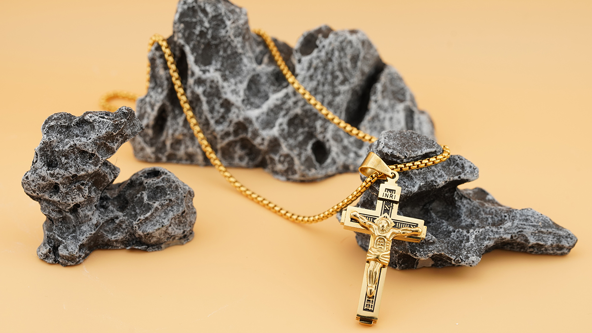 Мужчина украл золотую цепочку с крестом за 400 тысяч в бане в Балашихе