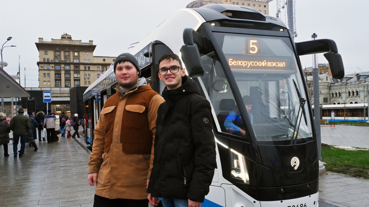 Пассажиры трамвая «Львенок-Москва» Артем Рыков и Алексей Мкртычян у станции метро «Рижская»