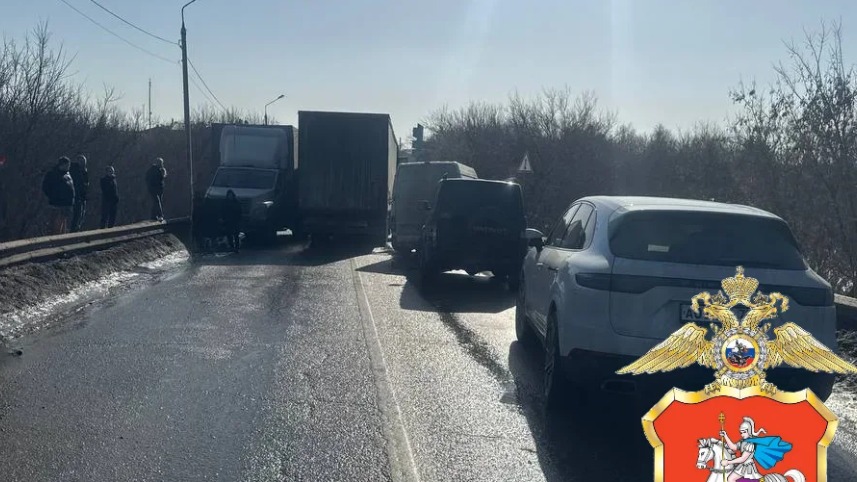 Грузовик протаранил семь машин на трассе в Подольске