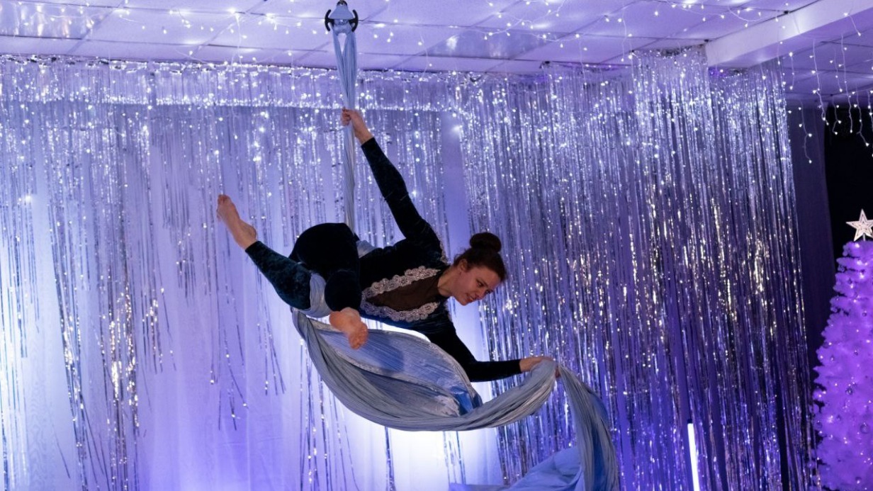 Ирина Щербакова выступает перед ученицами на праздничном мероприятии в школе танцев «Синди»