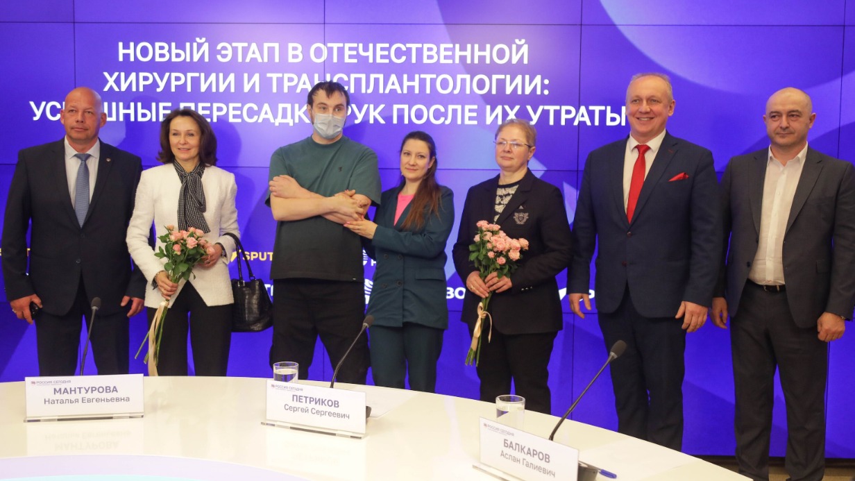 Директор НИИ скорой помощи имени Н. В. Склифосовского Сергей Петриков, главный внештатный специалист пластический хирург Минздрава РФ и Департамента здравоохранения Москвы Наталья Мантурова, пациент Роман с женой Натальей, глава Московского городского координационного центра органного донорства Боткинской больницы Марина Минина, директор Клиники пластической хирургии Валентин Шаробаро и заведующий научным отделением трансплантации почки и поджелудочной железы НИИ Склифосовского Аслан Балкаров на пресс-конференции, посвященной трансплантологии