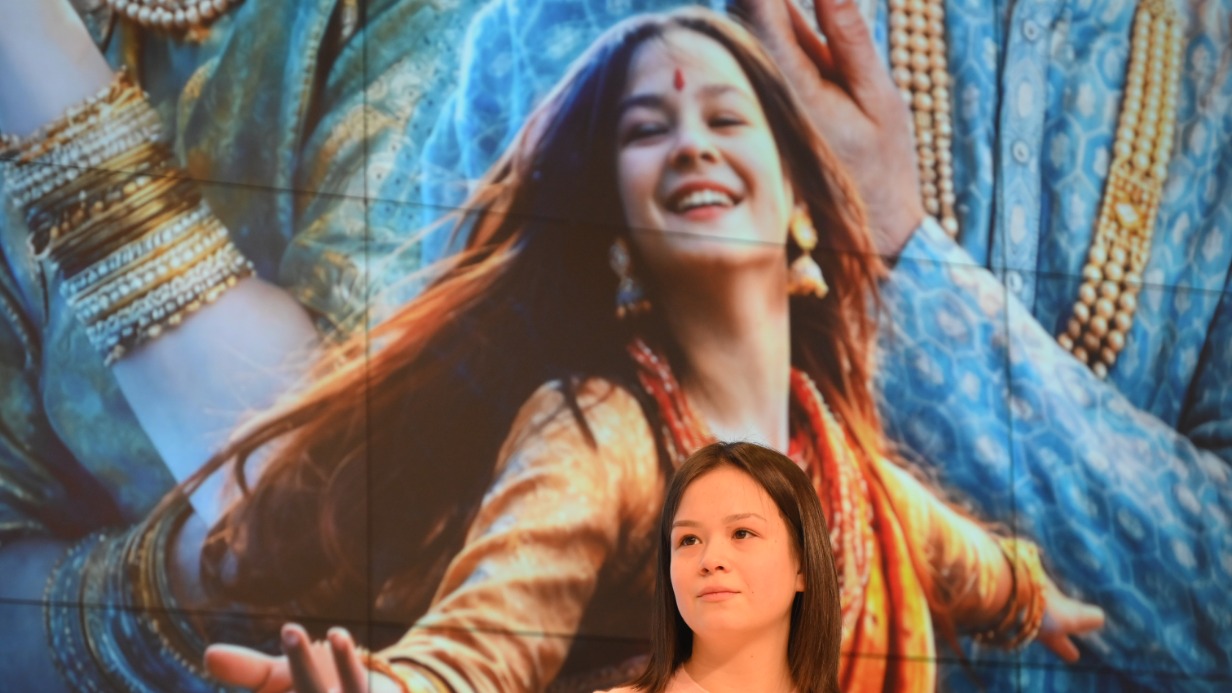 Актриса Дарья Полунеева, сыгравшая в фильме «Жемчуг» Марту, на фоне постера с ее героиней