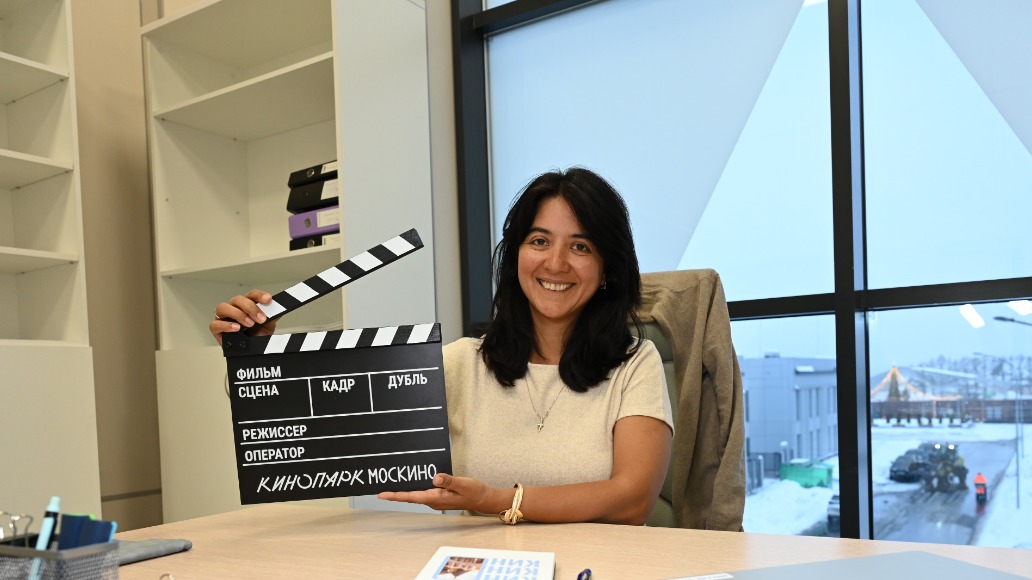 Заместитель директора по событийному маркетингу кинопарка «Москино» Ситора Даргель показывает кинохлопушку, которые гости парка могут получить в качестве приза