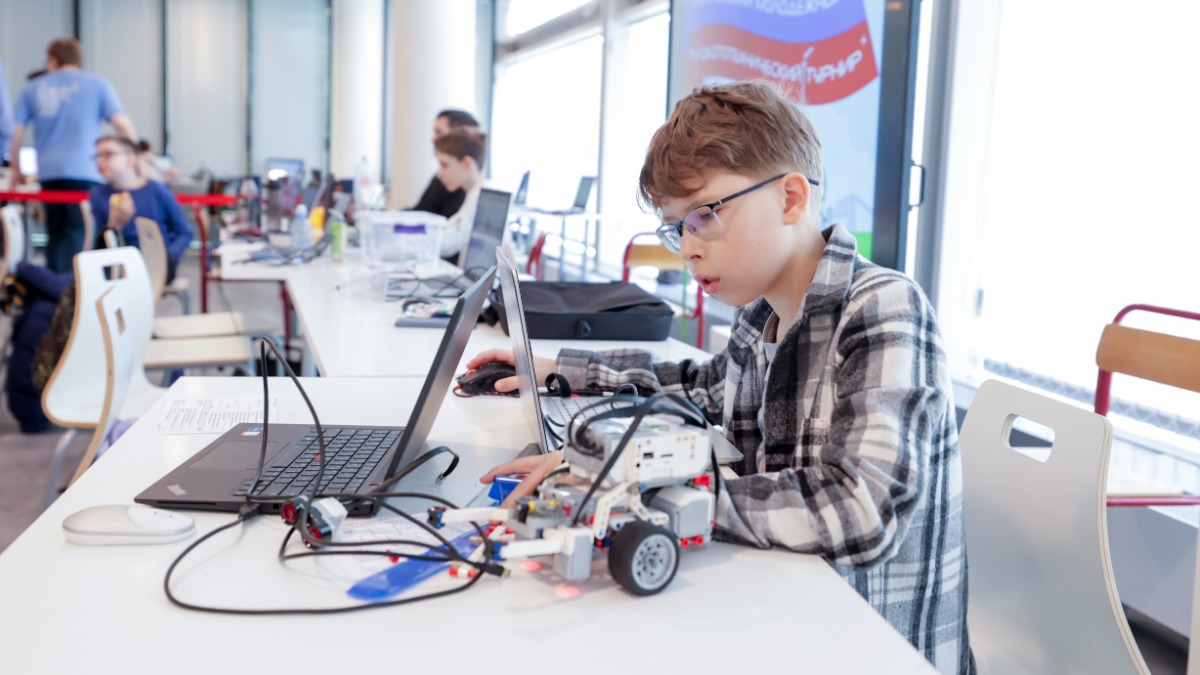 Более 370 тысяч юных москвичей посещают технические кружки и секции