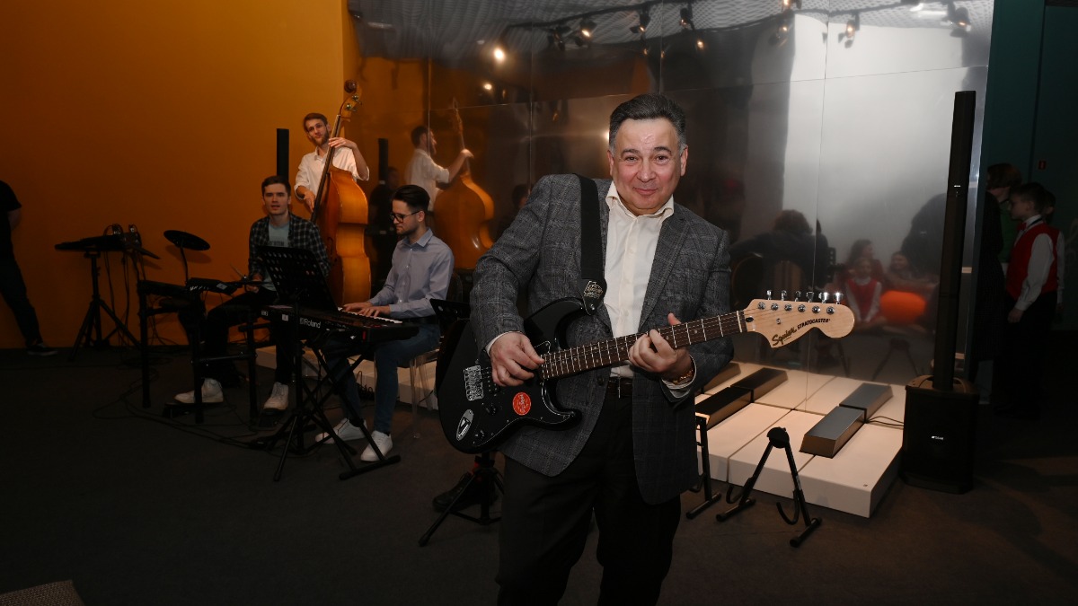 Михаил Брызгалов на открытии детского культурно-просветительского центра демонстрирует, что музыка может быть разной. Главное — чтобы она была