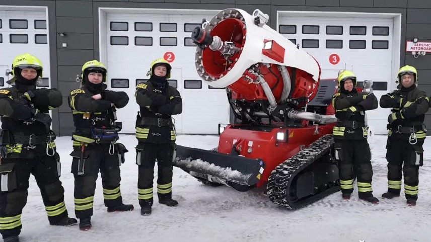 Столичные пожарные с Мобильным робототехническим комплексом (МРК-100)
