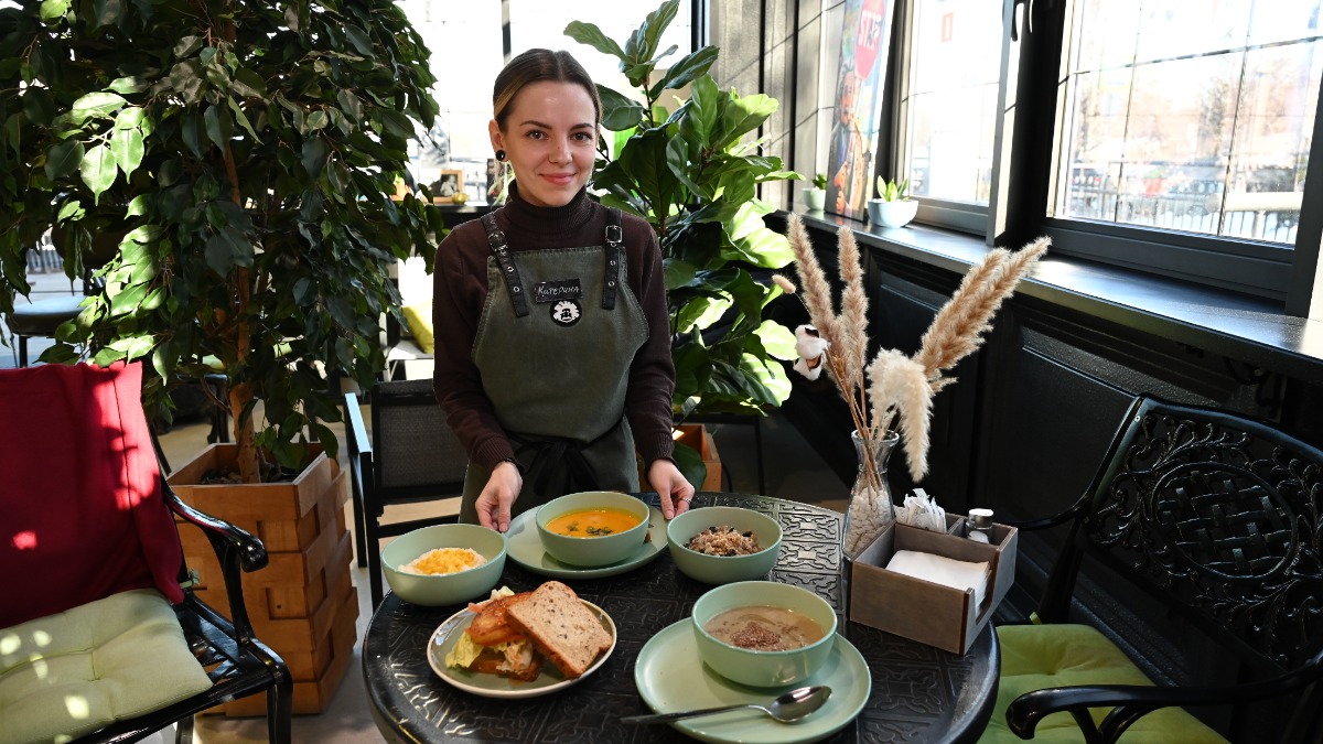Бариста Екатерина Кулыгина на региональной ярмарке в Южном Тушине показывает постные блюда