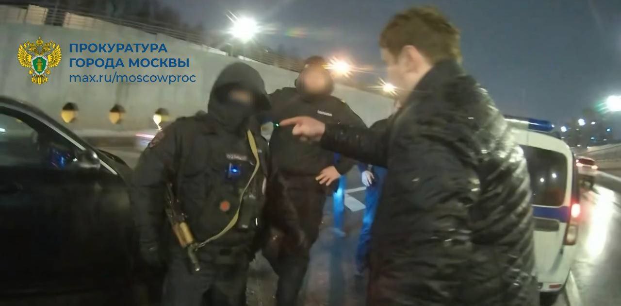 Суд рассмотрит дело пассажира такси, напавшего на полицейского в Москве