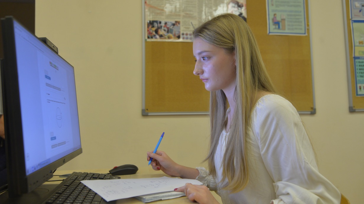 Ученица школы № 56 Стефания Близнюк готовится к ЕГЭ
