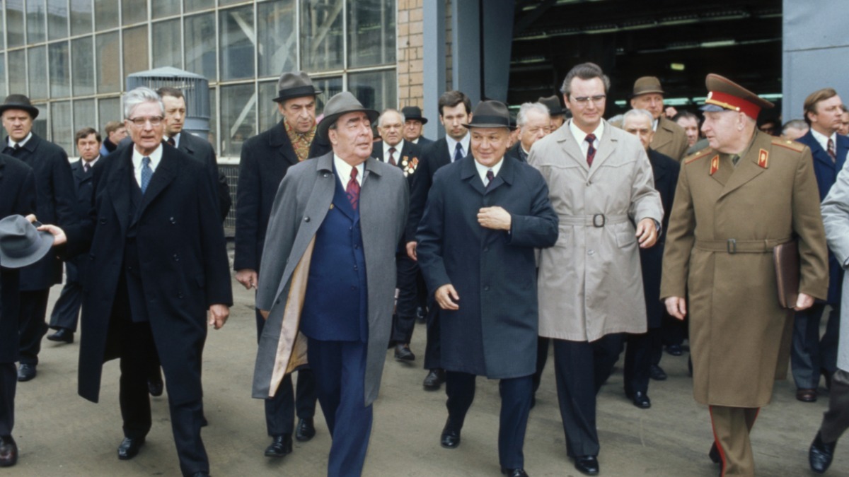 Член Политбюро Михаил Суслов, Генеральный секретарь ЦК КПСС Леонид Брежнев, директор завода Павел Бородин, секретарь партийного комитета завода Виктор Красильников и начальник охраны Брежнева генерал-майор КГБ СССР Александр Яковлевич Рябенко на территории Московского автомобильного завода имени И. А. Лихачева