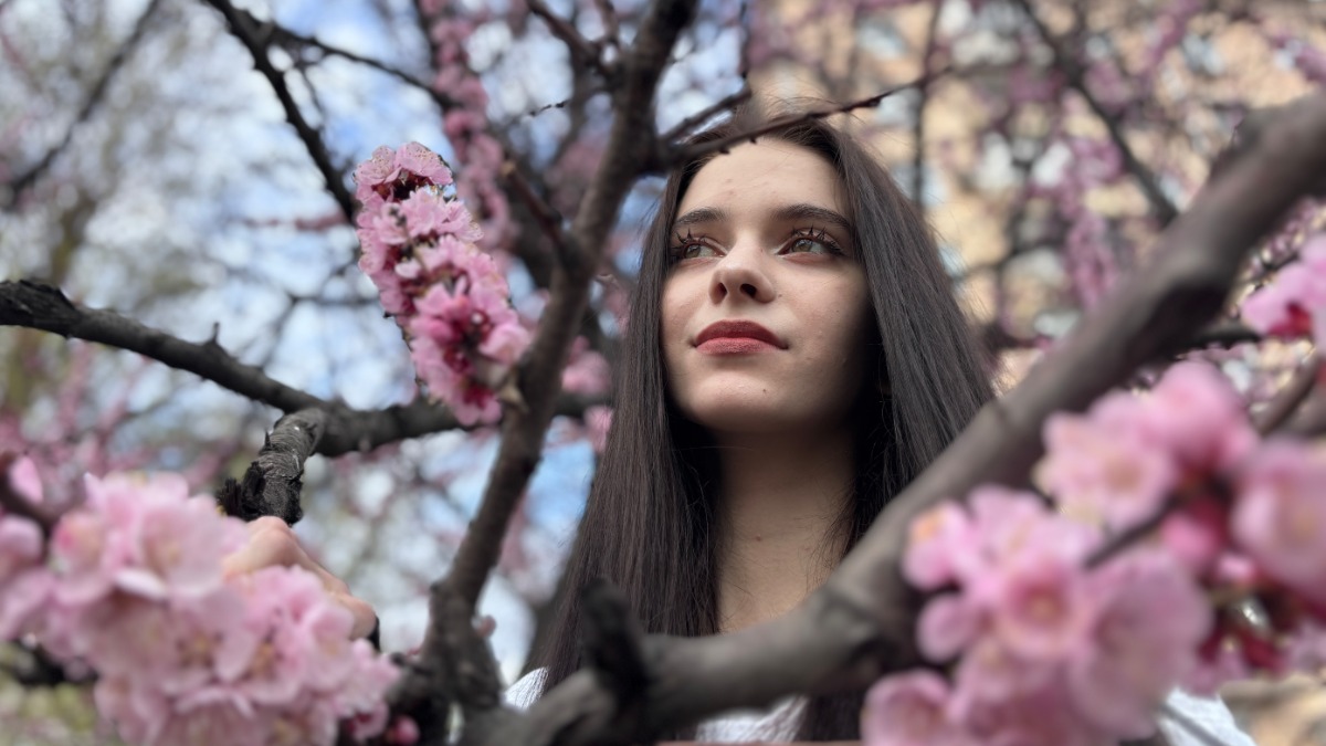 Москвичка Ариадна Цап в цветках сакуры на Сущевском Валу