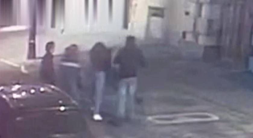 Мужчина зарезал прохожего в переулке в центре Москвы