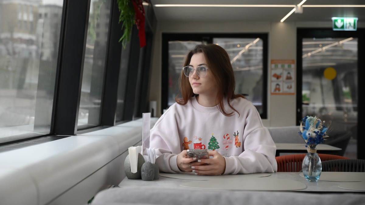 Туристка Анастасия Морозова на гибридном электросудне «Стрельна»