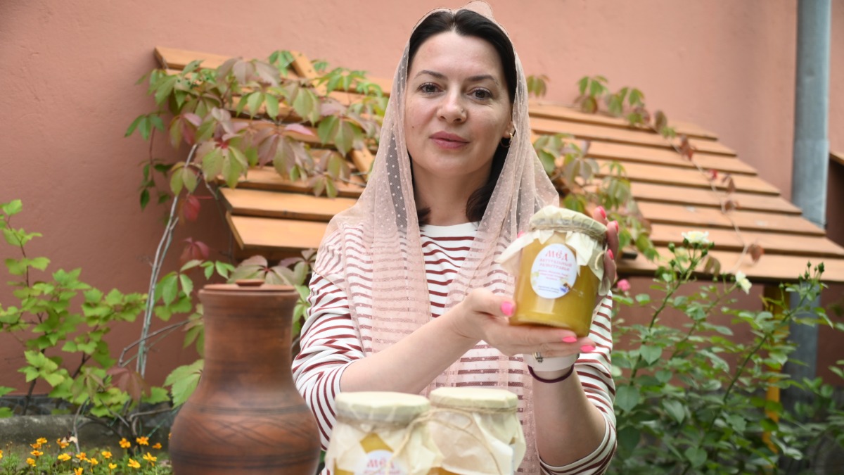 Руководитель трапезной Светлана Павлова с баночкой меда. Метод российских ученых поможет узнать, натуральный это продукт или фальсификат