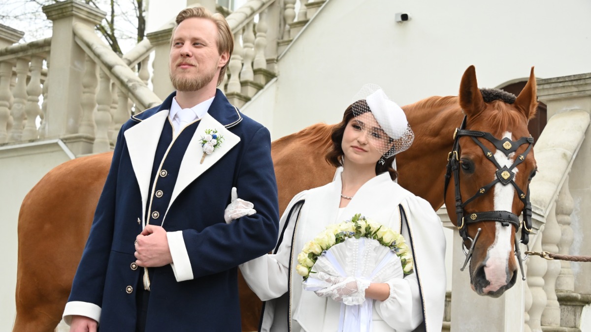 Жених Роман Прокофьев и невеста Карина Долишная во время уникальной свадебной церемонии от Кремлевской школы верховой езды