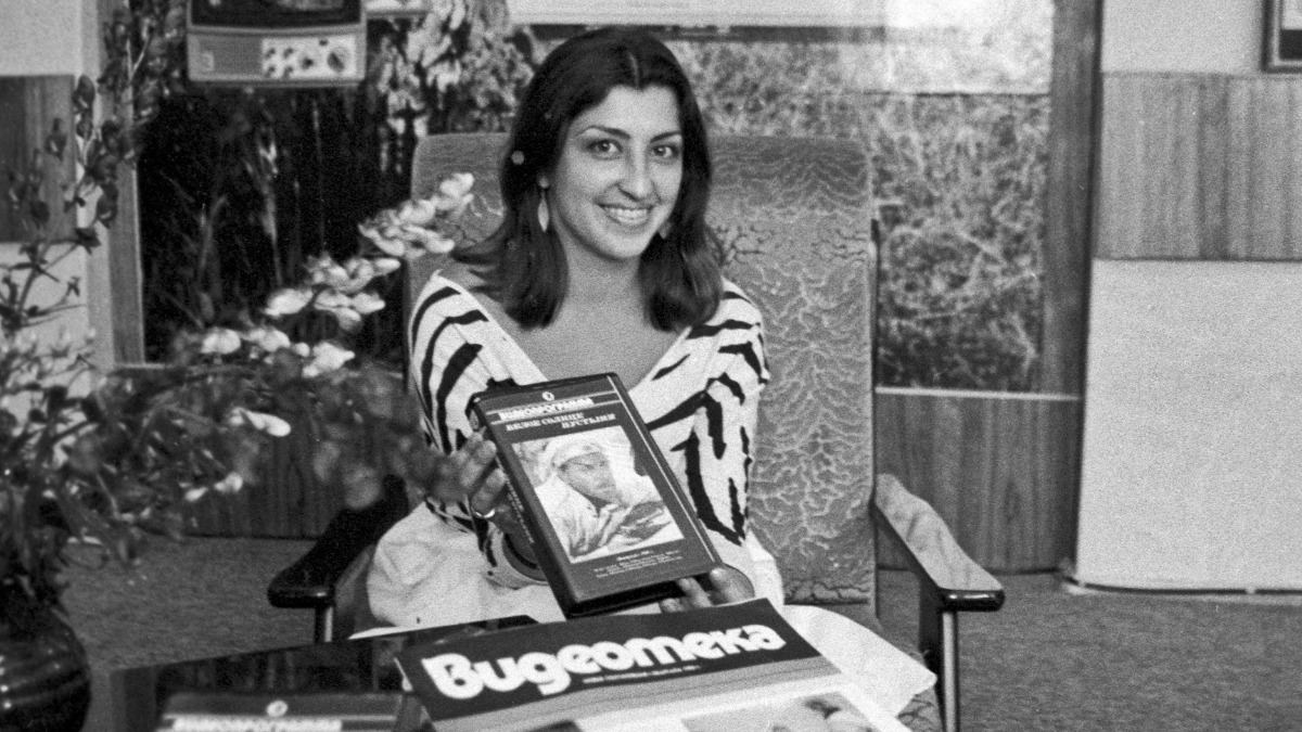 Хозяйка первого советского видеосалона на Арбате демонстрирует свой ассортимент