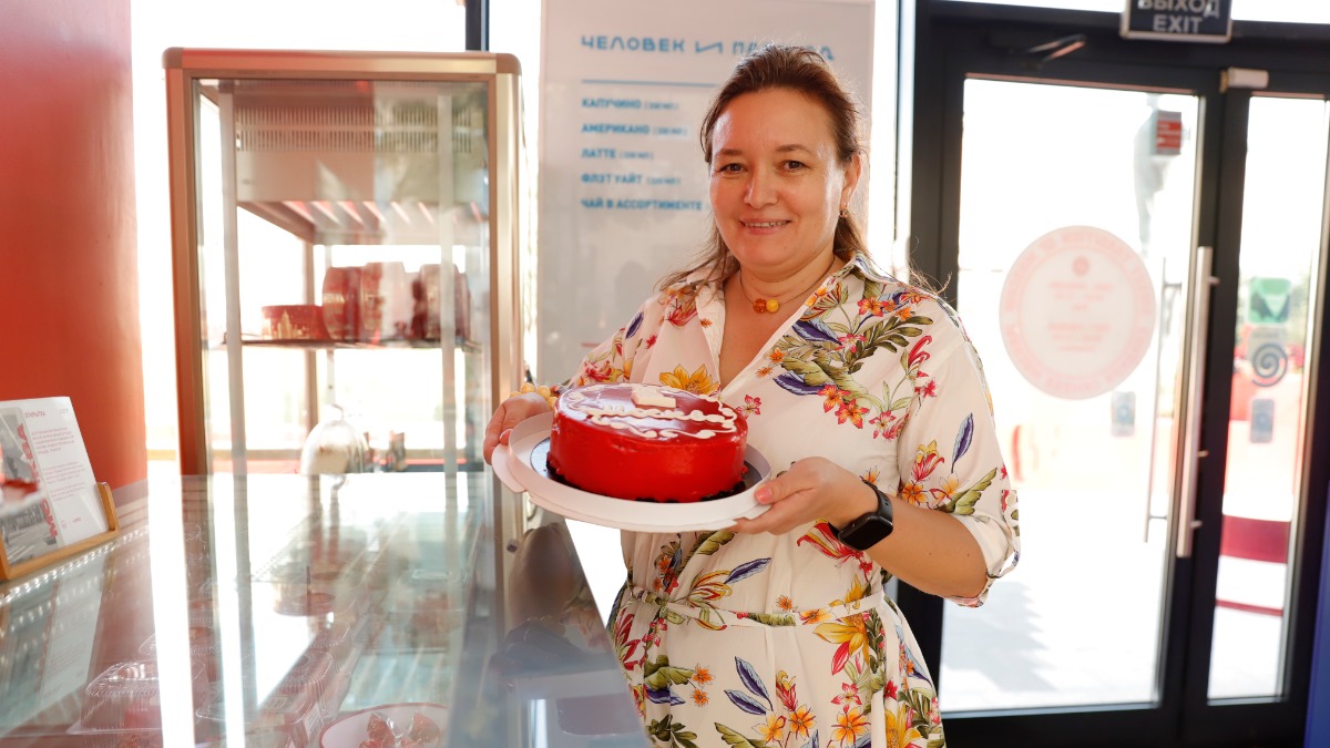 Москвичка Гульназ Халилова угощает родных тортом