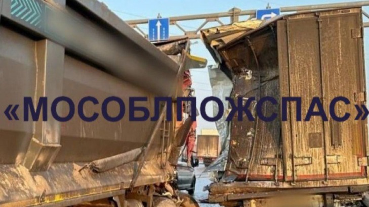 КамАЗ и фура столкнулись на трассе в Люберцах
