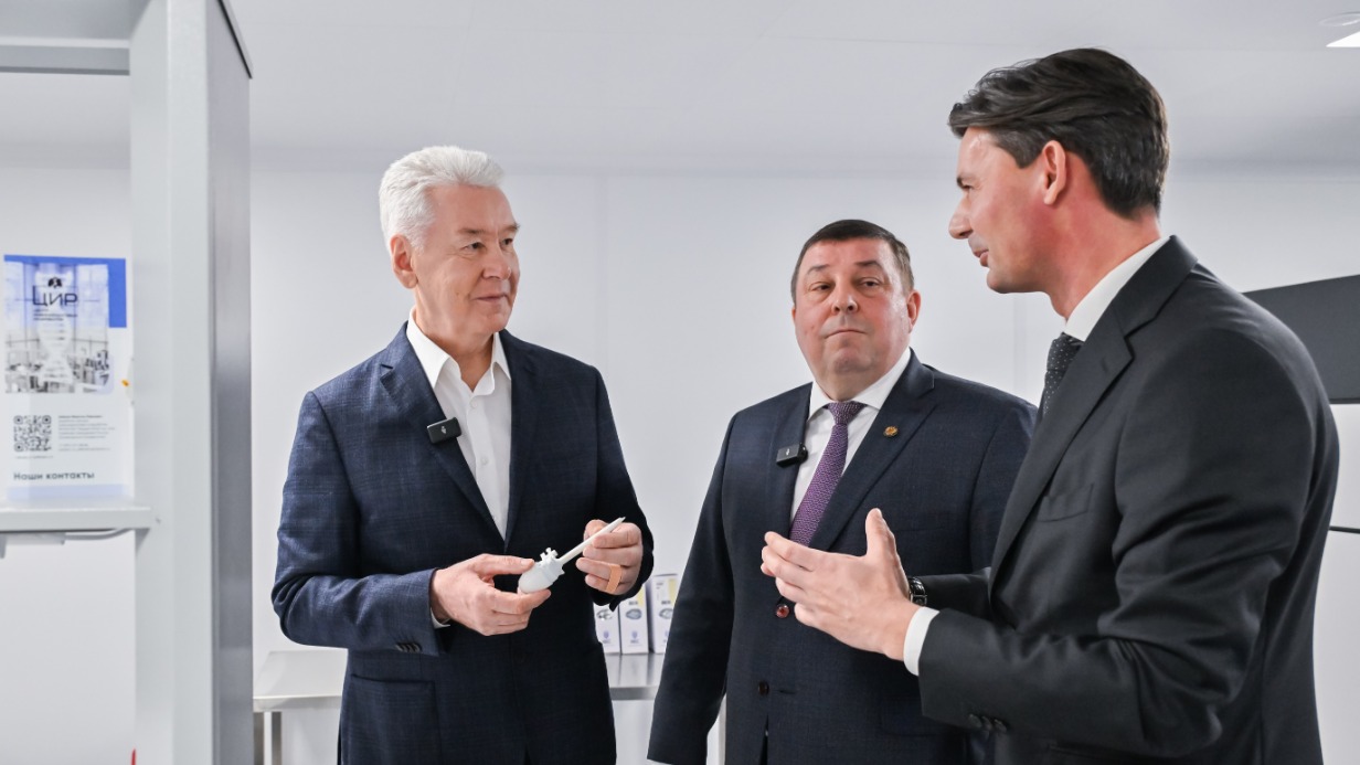 Мэр Москвы Сергей Собянин, ректор Сеченовского университета Петр Глыбочко и директор Научно-технологического парка биомедицины Александр Кулиш на открытии Центра инжиниринговых разработок. Инновационные разработки центра будут применяться в разных областях медицины