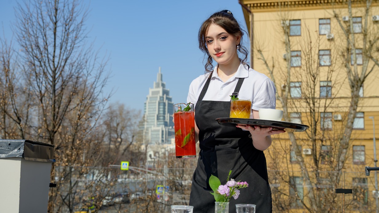 Официант Анна Каторгина готовится к сезону летних веранд. Для гостей ресторана на Петровке будет работать открытая площадка на крыше заведения