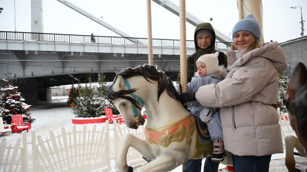 Семья Пустынских — Илья, Екатерина и их дочка Алиса — на благоустроенной Пушкинской набережной. За последние годы Правительство Москвы реконструировало десятки набережных