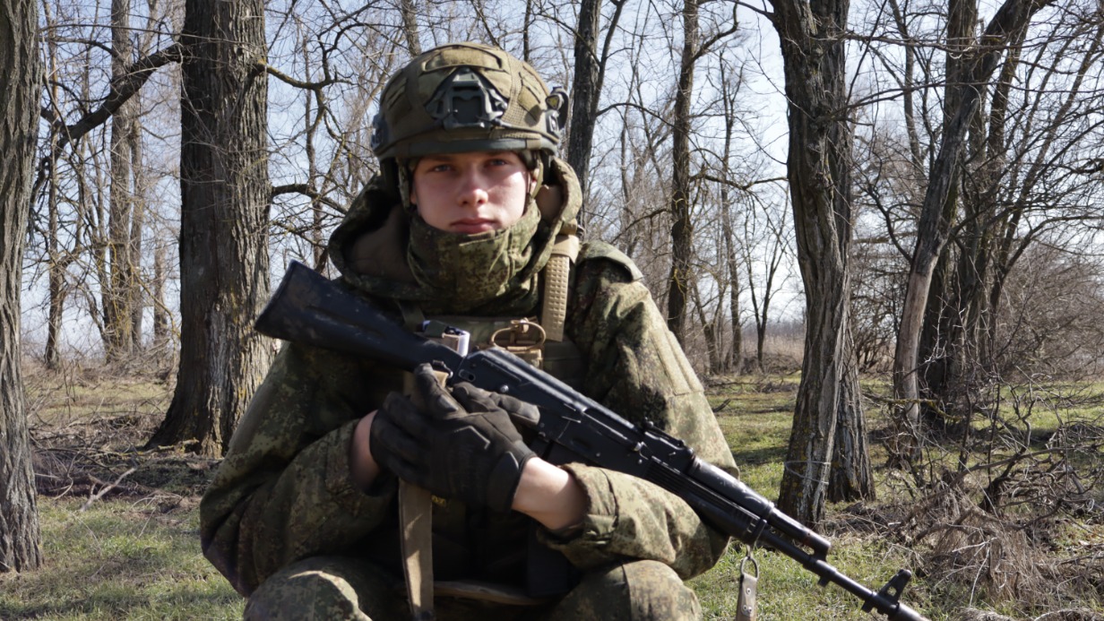 Заместитель командира штурмового взвода, старший сержант с позывным «Сизый». Оказавшись на передовой, он выполняет боевые задачи в составе 60-й отдельной мотострелковой бригады группировки войск «Восток» на запорожском направлении