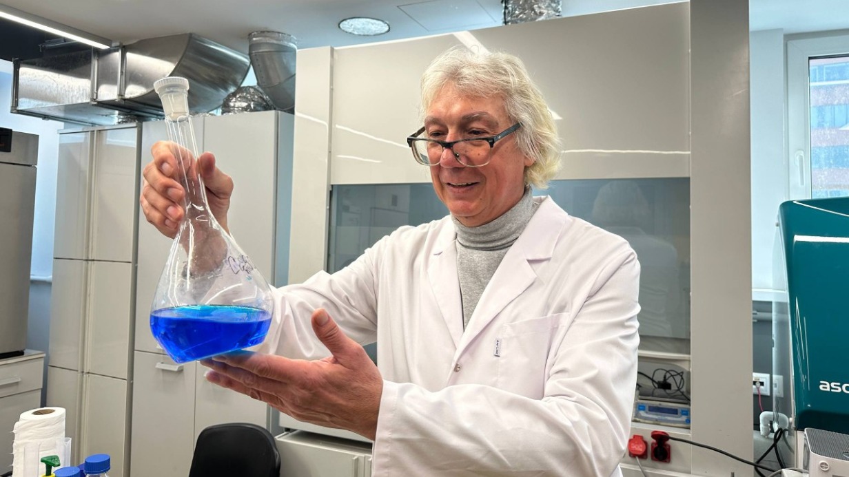 Руководитель ТЦКП по направлению «Нанотехнологии и наноматериалы» Игорь Чмутин в научной лаборатории