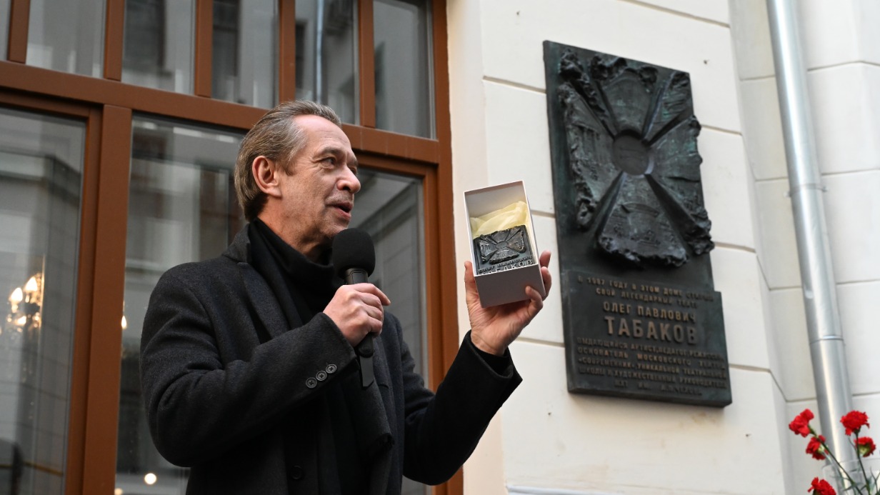 Художественный руководитель Театра Олега Табакова и «Современника» Владимир Машков вручает гостям миниатюрные копии мемориальной доски