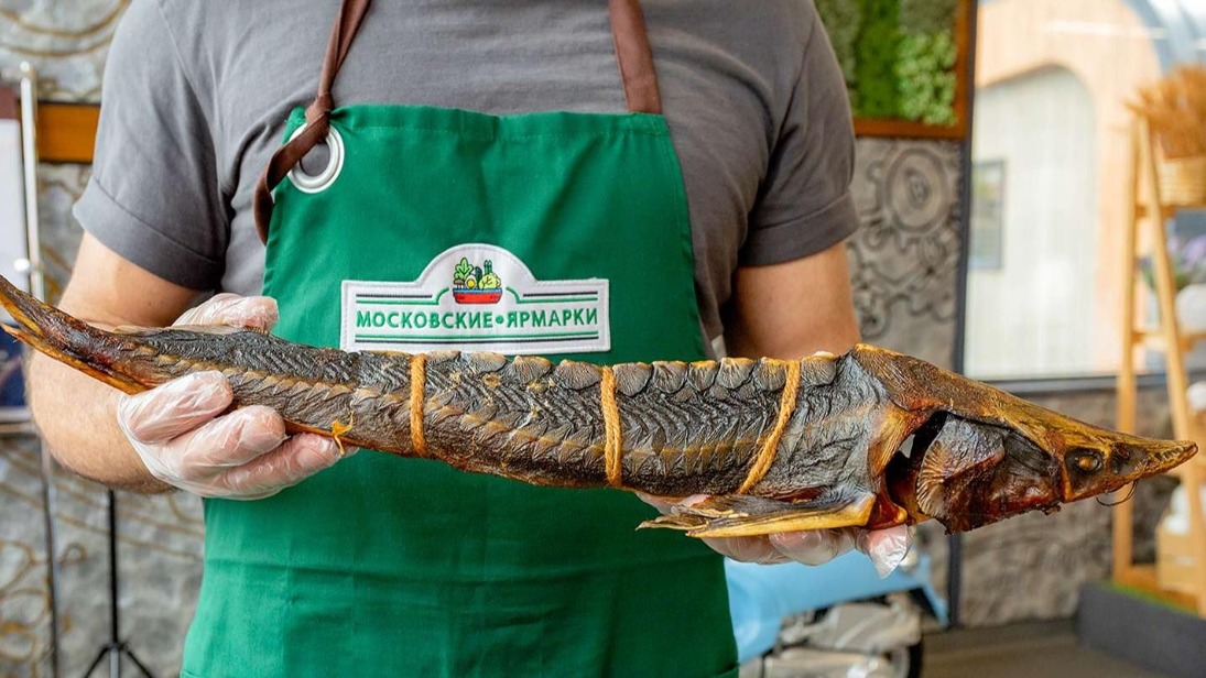 Участник московских ярмарок отправляет бойцам СВО консервы и копченую рыбу