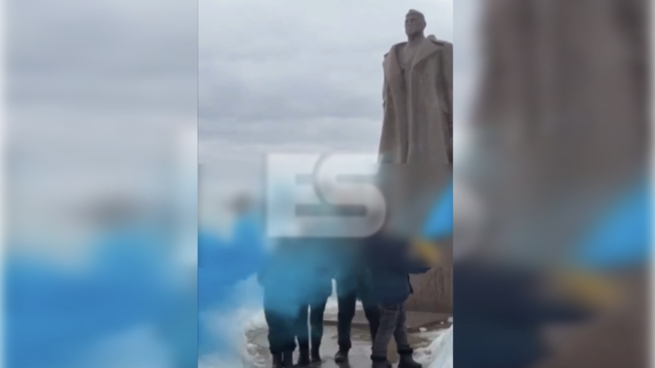 Памятник Жукову пришлось отмывать от краски после гендер-пати под Калугой