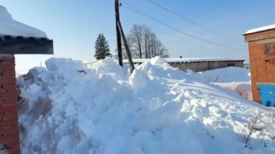 Двое детей пострадали при сходе снега с крыши в Удмуртии