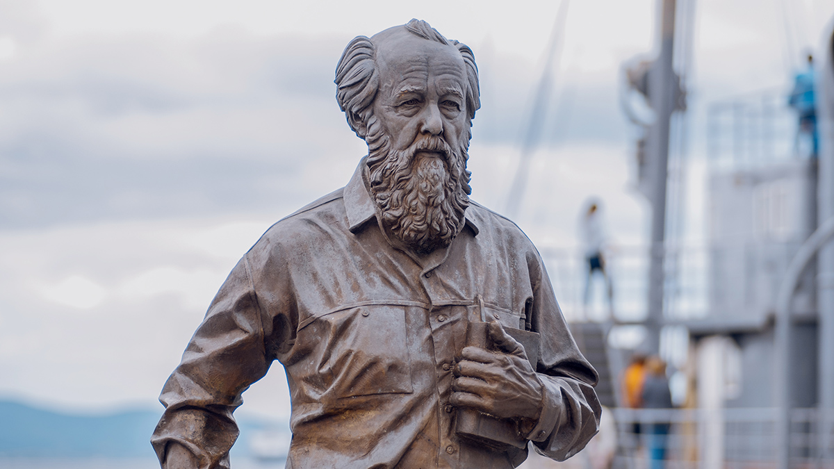 Мэрия Владивостока опровергла сообщения о планах по сносу памятника Солженицыну