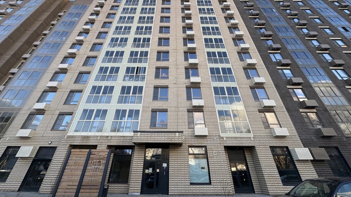 Пять нежилых помещений в новом доме на Люблинской улице выставили на городские торги