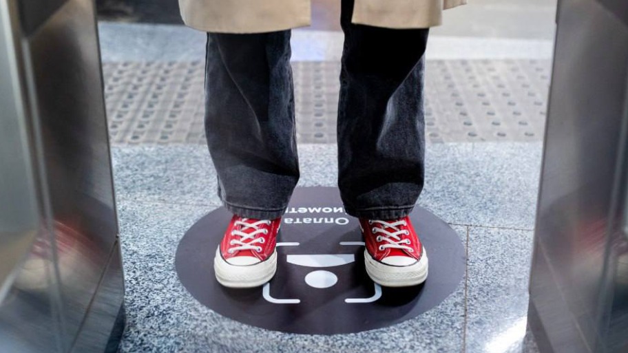 Уже 800 тысяч человек оплачивают проезд в метро Москвы по биометрии