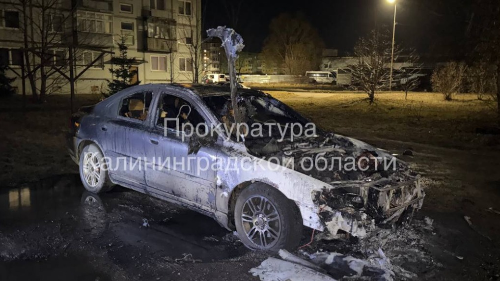 Мужчина поджег два автомобиля полицейских в Калининградской области