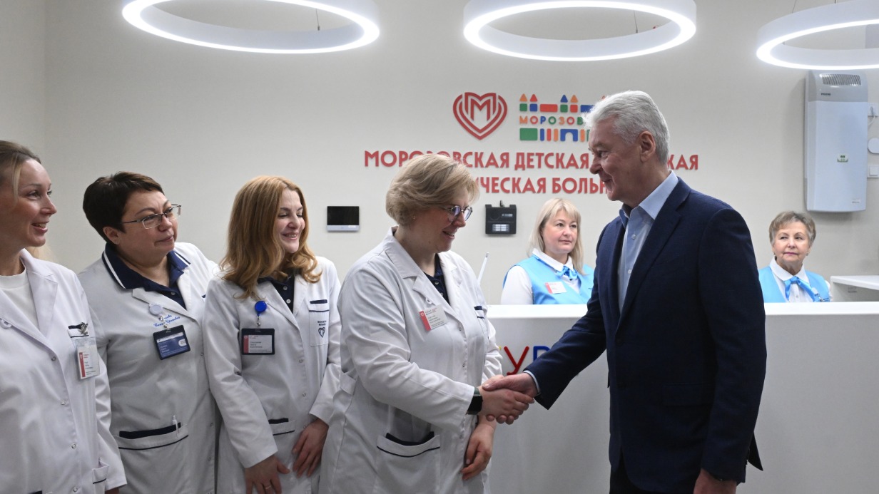 Мэр Москвы Сергей Собянин поздравил медицинский персонал с открытием после ремонта лечебного корпуса Морозовской детской больницы