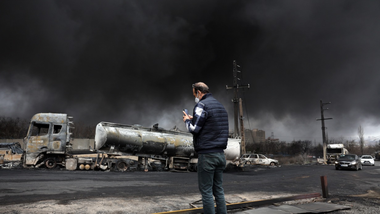 Последствия израильского удара по нефтеперерабатывающему заводу в Тегеране. Результаты масштабной атаки были катастрофическими. На город с населением 10 миллионов человек пролился нефтяной дождь